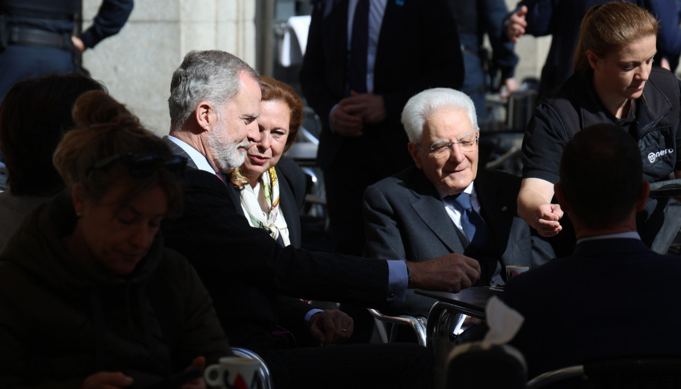El Rey Felipe VI, junto al presidente de la República Italiana, Sergio Matarella, en una terraza de un establecimiento hostelero de la Plaza Mayor de Salamanca. Este jueves el jefe de Estado de Itali