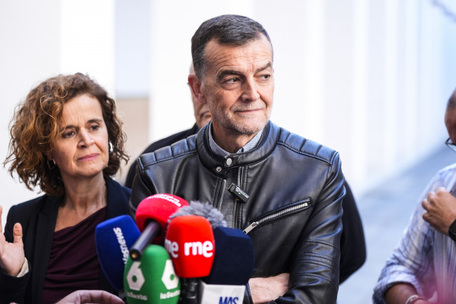 El coordinador federal de IU y candidato de Por Andalucía a la Presidencia de la Junta, Antonio Maíllo, atiende a los medios de comunicación  en el Parlamento de Andalucía, a 17 de marzo de 2026 en Sevilla (Andalucía, España).