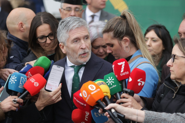 El ministro del Interior, Fernando Grande-Marlaska, atiende a los medios en Algeciras (Cádiz).