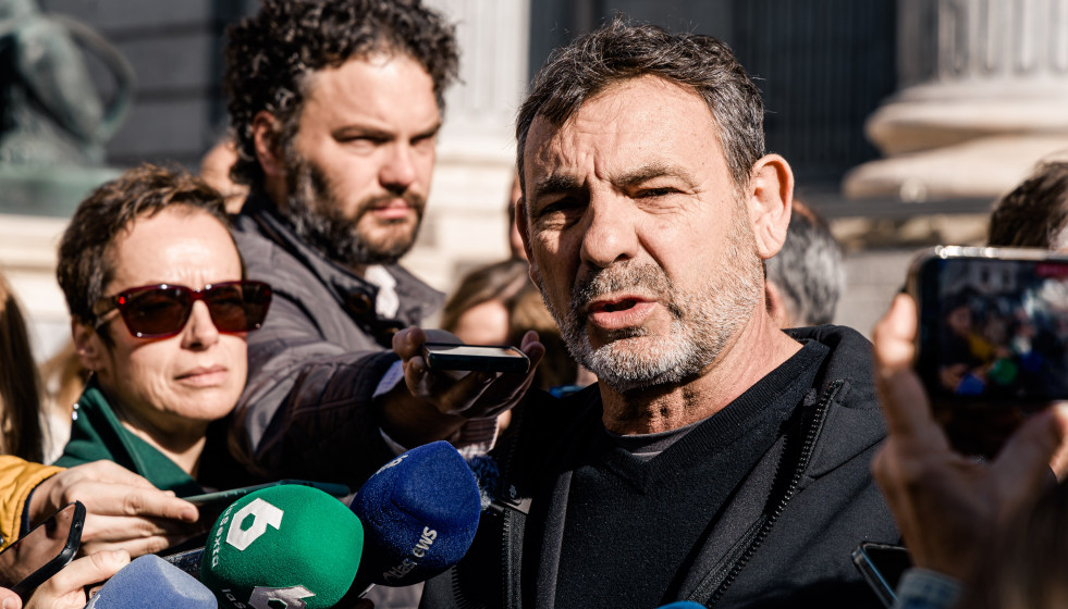 El fundador de Open Arms, Oscar Camps, ofrece declaraciones a los medios durante la presentación de la iniciativa ‘Rumbo a Cuba’, frente al Congreso de los Diputados, a 19 de marzo de 2026, en Ma