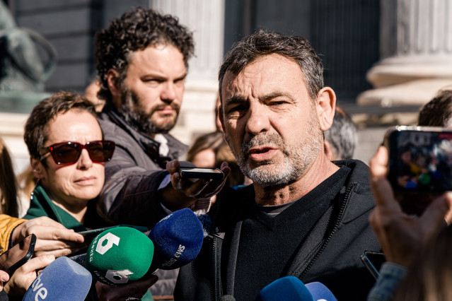 El fundador de Open Arms, Oscar Camps, ofrece declaraciones a los medios durante la presentación de la iniciativa ‘Rumbo a Cuba’, frente al Congreso de los Diputados, a 19 de marzo de 2026, en Madrid (España).
