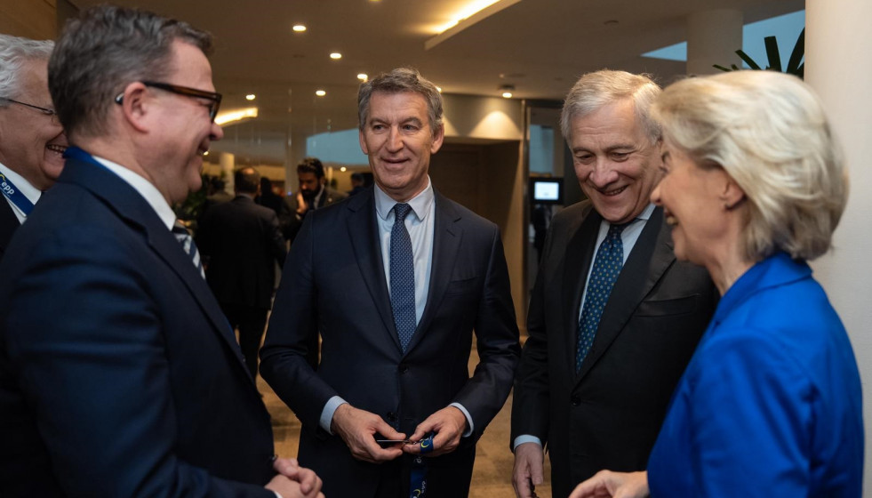 El líder del PP, Alberto Núñez Feijóo, en un encuentro en Bruselas con la presidenta de la Comisión Europea, Ursula von der Leyen, y el ministro de Exteriores de Italia, Antonio Tajani.