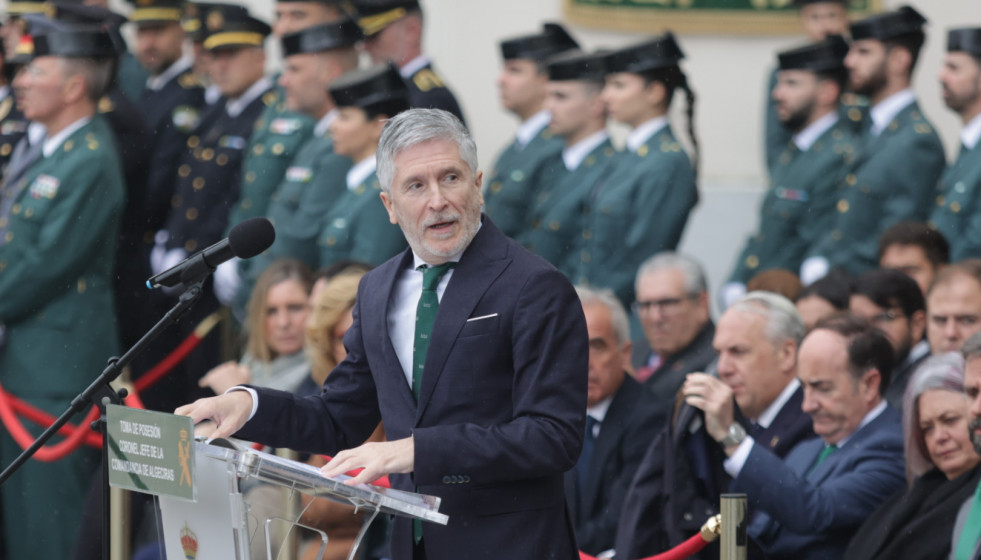 El ministro del Interior, Fernando Grande-Marlaska (2d), interviene en Algeciras en el acto oficial de toma de posesión del nuevo jefe de la Comandancia de la Guardia Civil, el coronel Fernando Lóp