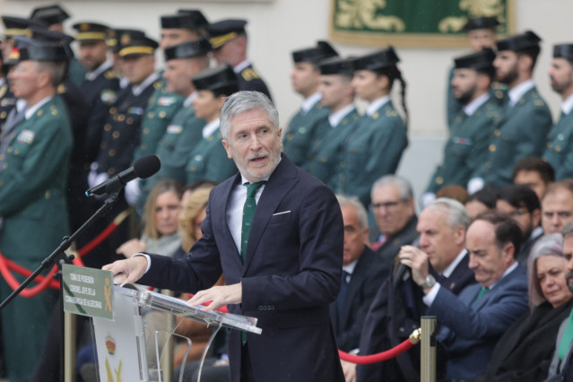 El ministro del Interior, Fernando Grande-Marlaska (2d), interviene en Algeciras en el acto oficial de toma de posesión del nuevo jefe de la Comandancia de la Guardia Civil, el coronel Fernando López-Rey. A 19 de marzo de 2026 en Algeciras.