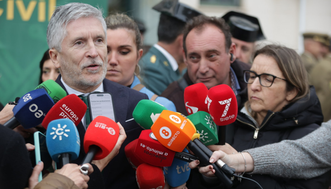 El ministro del Interior, Fernando Grande-Marlaska, atiende a los periodistas antes de presidir en Algeciras el acto oficial de toma de posesión del nuevo jefe de la Comandancia de la Guardia Civil