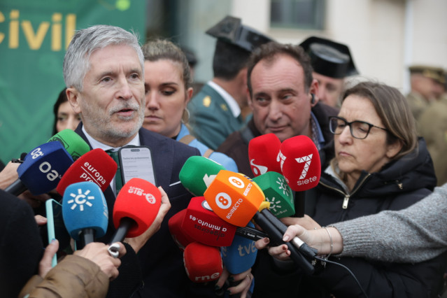 El ministro del Interior, Fernando Grande-Marlaska, atiende a los periodistas antes de presidir en Algeciras el acto oficial de toma de posesión del nuevo jefe de la Comandancia de la Guardia Civil.