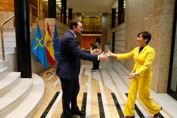 Adrián Barbón e Isabel Rodríguez.