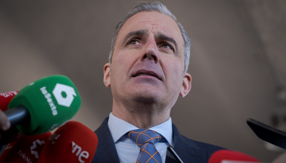 El portavoz de VOX en el Ayuntamiento de Madrid, Javier Ortega Smith, atiende a los medios de comunicación, a 20 de febrero de 2026, en Madrid (España).