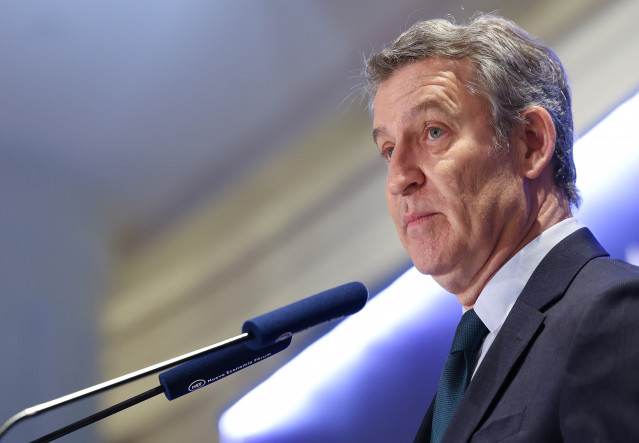 El presdiente del PP, Alberto Núñez Feijóo, durante un desayuno informativo de Nueva Economía Fórum, en el Four Seasons Hotel, a 17 de febrero de 2026, en Madrid (España).