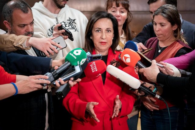 La ministra de Defensa, Margarita Robles, atiende a los medios tras la entrega del premio 'Soldado Idoia Rodríguez'