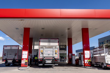 Archivo - Un camión reposta en una gasolinera