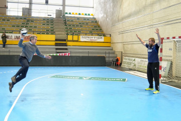 El líder del PP, Alberto Núñez Feijóo, jugando al balonmano en su visita a Nava de la Asunción (Segovia)