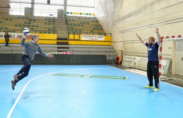 El líder del PP, Alberto Núñez Feijóo, jugando al balonmano en su visita a Nava de la Asunción (Segovia)