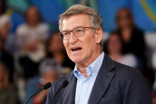Archivo - El presidente del PP, Alberto Núñez Feijóo, interviene durante un foro sectorial sobre conciliación, en el Palacio de Festivales, a 4 de junio de 2024, en Santander, Cantabria (España).
