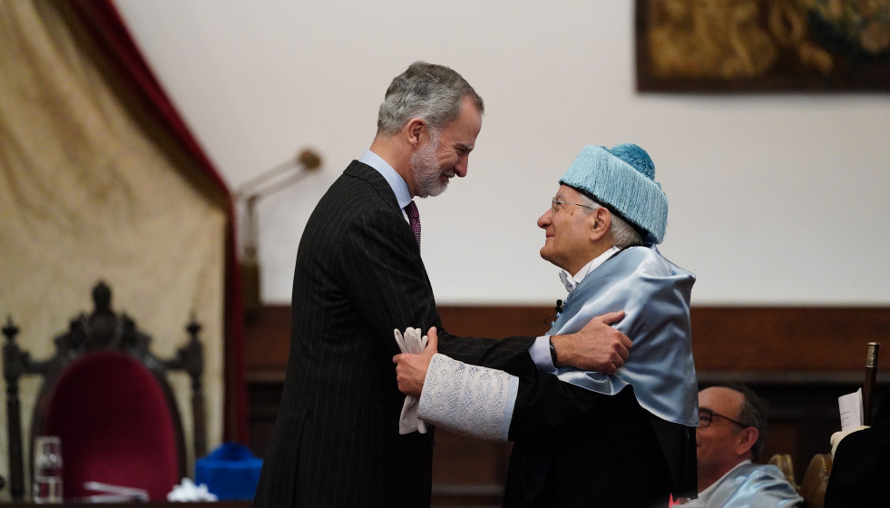 El Rey Felipe VI saluda afectuosamente al presidente de la República Italiana, Sergio Matarella, tras su investidura como Doctor Honoris Causa de la USAL.