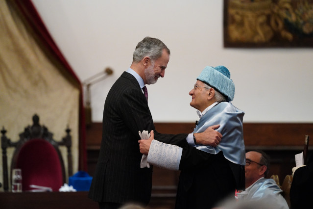 El Rey Felipe VI saluda afectuosamente al presidente de la República Italiana, Sergio Matarella, tras su investidura como Doctor Honoris Causa de la USAL.