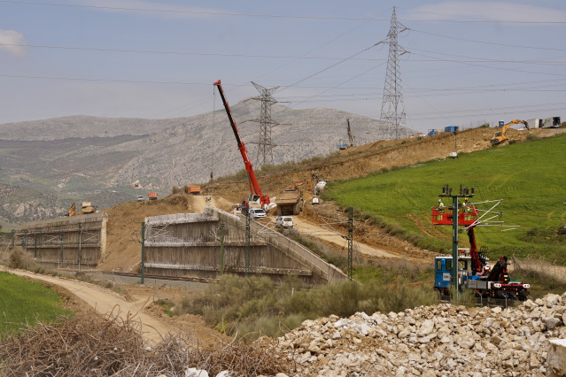 Imagen de las obras de emergencias sobre el talud que se vio afectado por el temporal a su paso por Álora (Málaga) y que mantiene sin servicio directo la conexión del AVE Madrid-Málaga. A fecha de 19 de marzo de 2026.