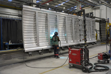 Archivo - Una persona trabaja en las instalaciones de la empresa Talgo, a 18 de diciembre de 2025, en Rivabellosa, Álava.