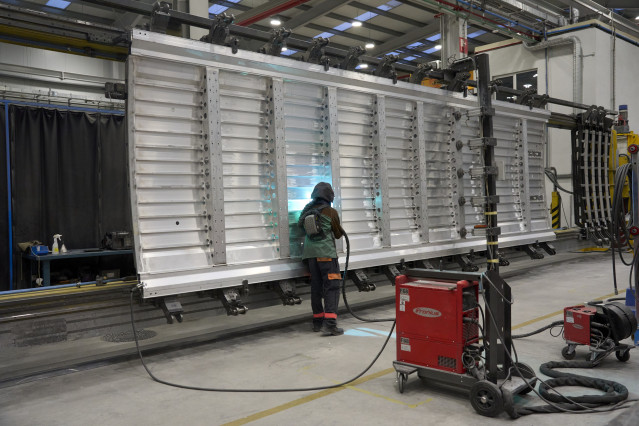 Archivo - Una persona trabaja en las instalaciones de la empresa Talgo, a 18 de diciembre de 2025, en Rivabellosa, Álava.