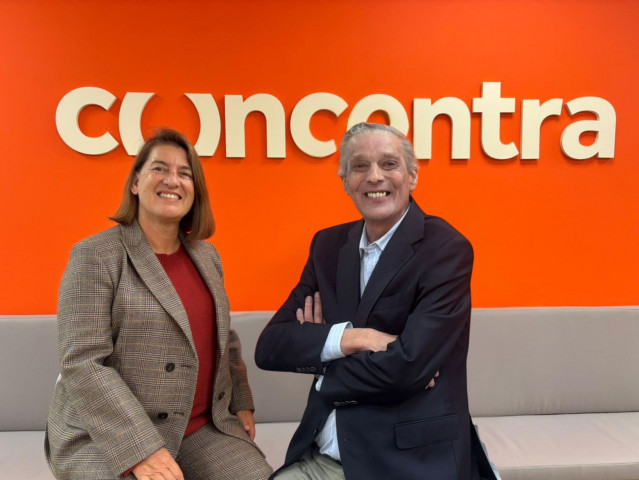 Annemieke Rood (i), fundadora de Annemieke MCS, junto a Javier López-Linares (d) , presidente ejecutivo y fundador de Grupo Concentra.