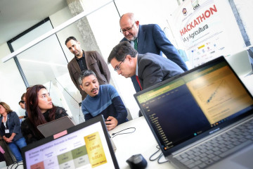 El ministro para la Transformación Digital y de la Función Pública, Óscar López, en el Congreso AI Agrifood de Córdoba, un encuentro científico internacional.