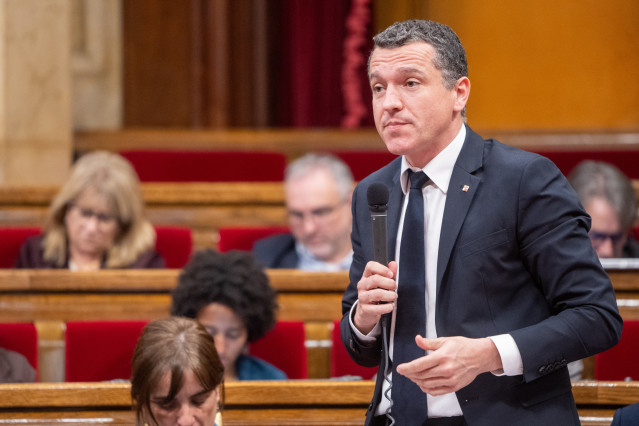 El conseller de Agricultura, Ganadería, Pesca y Alimentación de la Generalitat, Òscar Ordeig, durante el pleno del Parlament de Catalunya, a 18 de marzo de 2026, en Barcelona, Cataluña (España)