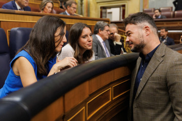 Archivo - Las dirigentes de Podemos Ione Belarra (1i) Irene Montero (2i) y el portavoz de ERC, Gabriel Rufián (1d), conversan en el Congreso de los Diputados, a 27 de septiembre de 2023, en Madrid (E