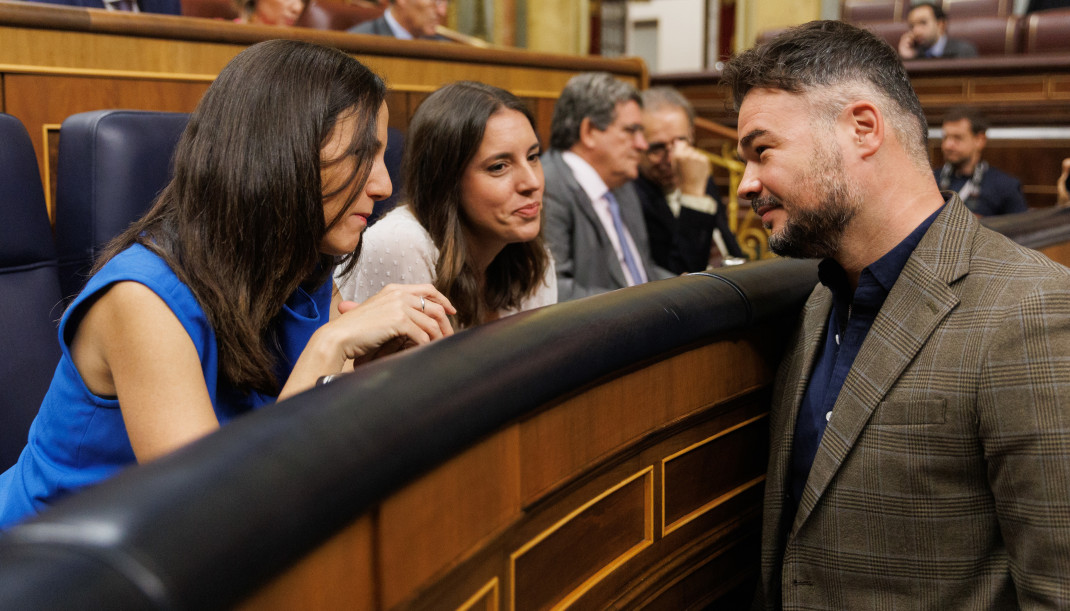 Archivo - Las dirigentes de Podemos Ione Belarra (1i) Irene Montero (2i) y el portavoz de ERC, Gabriel Rufián (1d), conversan en el Congreso de los Diputados, a 27 de septiembre de 2023, en Madrid (E