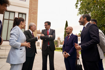 El ministro para la Transformación Digital y de la Función Pública, Óscar López (c), junto al alcalde de Málaga, Francisco de la Torre (2i), durante la presentación del proyecto Centesimal.