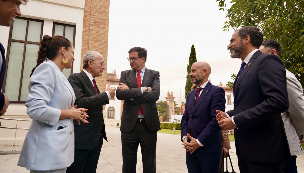 El ministro para la Transformación Digital y de la Función Pública, Óscar López (c), junto al alcalde de Málaga, Francisco de la Torre (2i), durante la presentación del proyecto Centesimal.