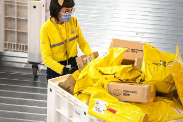 Archivo - Trabajadora de Mercado Libre.