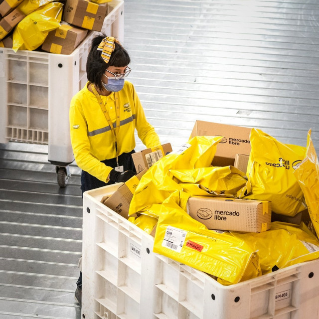 Archivo - Trabajadora de Mercado Libre.