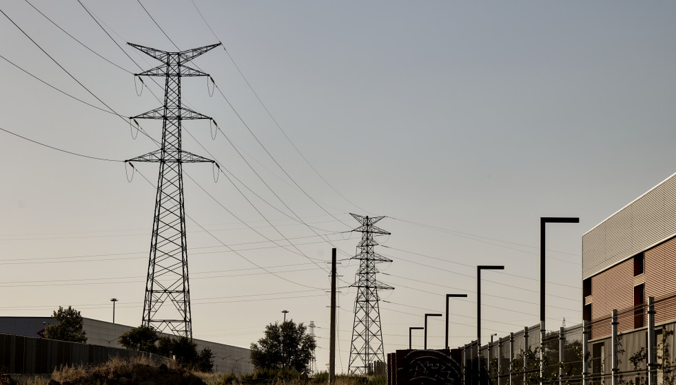Archivo - Vista de una torre de alta tensión, a 23 de agosto de 2023, en Madrid (España).