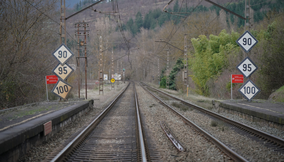 Archivo - Vías de tren en País Vasco (España).