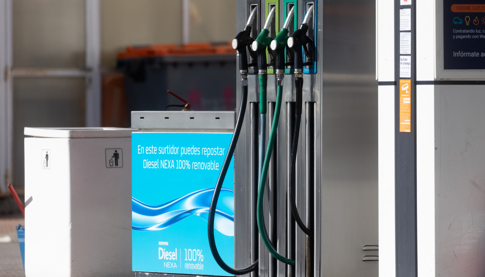 Archivo - Exterior de una gasolinera, a 28 de octubre de 2024, en Madrid (España).