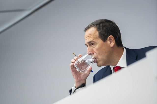 Archivo - El consejero delegado de CaixaBank, Gonzalo Gortázar, durante la presentación del programa de recompra de acciones.