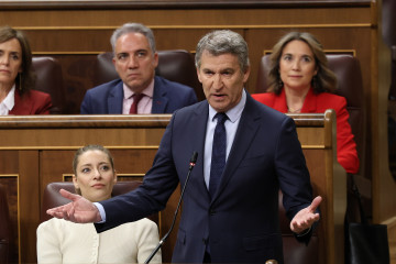 El presidente del Partido Popular, Alberto Núñez Feijóo, interviene durante una sesión de control al Gobierno, en el Congreso de los Diputados, a 18 de marzo de 2026, en Madrid (España). Sánchez