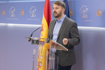 Archivo - El diputado de Compromís Alberto Ibáñez durante una rueda de prensa en el Congreso de los Diputados, a 16 de febrero de 2026, en Madrid (España).