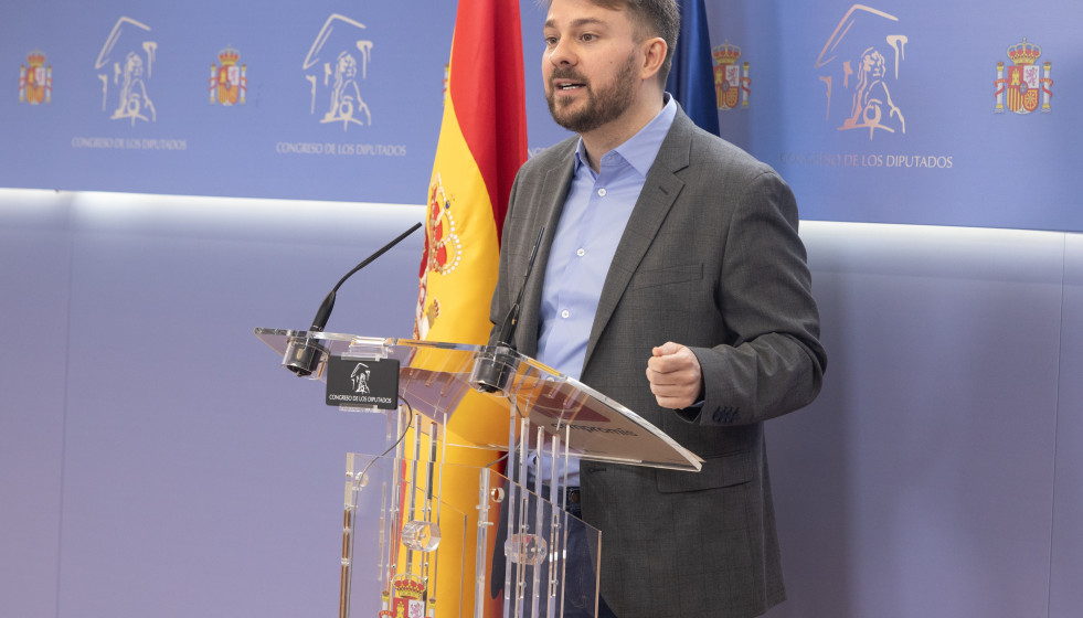 Archivo - El diputado de Compromís Alberto Ibáñez durante una rueda de prensa en el Congreso de los Diputados, a 16 de febrero de 2026, en Madrid (España).