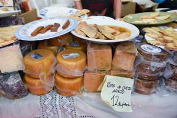 Archivo - Un puesto de queso en una feria de Trujillo (Cáceres)