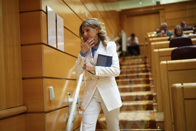 La vicepresidenta segunda y ministra de Trabajo y Economía Social, Yolanda Díaz, a su salida de una sesión plenaria en el Senado, a 17 de marzo de 2026, en Madrid (España).