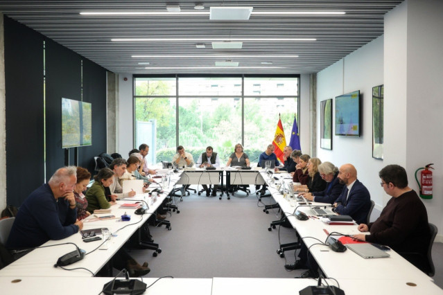 Archivo - Foto de archivo del Ministerio de Función Pública y representantates de las organizaciones sindicales CCOO, UGT y CSIF.