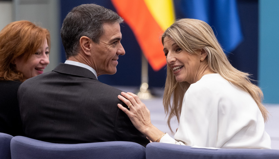 Archivo - El presidente del Gobierno, Pedro Sánchez,  y la vicepresidenta segunda y ministra de Trabajo y Economía Social, Yolanda Díaz, durante el acto de la firma del acuerdo para la subida del s