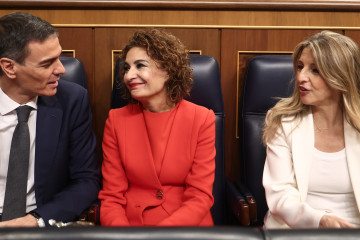 Archivo - El presidente del Gobierno, Pedro Sánchez, la vicepresidenta primera del Gobierno y ministra de Hacienda, María Jesús Montero, y la vicepresidenta segunda del Gobierno y ministra de Traba