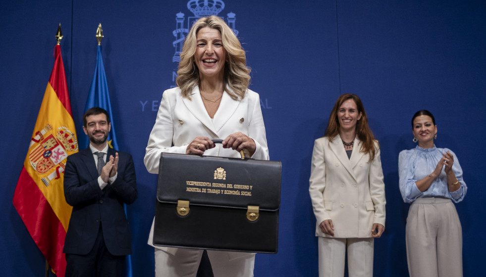 Archivo - La vicepresidenta segunda y ministra de Trabajo y Economía Social, Yolanda Díaz, posa con su cartera, en un acto en la sede ministerial, a 21 de noviembre de 2023, en Madrid (España).
