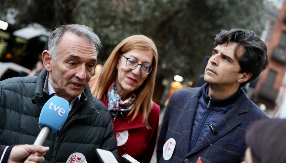 El portavoz de IU en el Congreso, Enrique Santiago (1i), atiende a los medios de comunicación durante el acto de cierre de campaña electoral de En Común en Castilla y León, a 13 de marzo de 2026, 