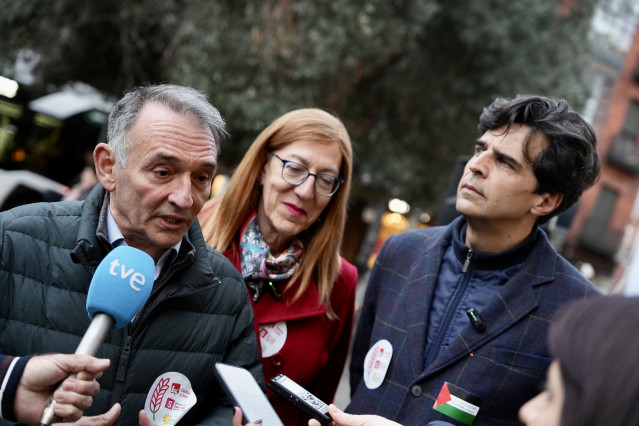 El portavoz de IU en el Congreso, Enrique Santiago (1i), atiende a los medios de comunicación durante el acto de cierre de campaña electoral de En Común en Castilla y León, a 13 de marzo de 2026, en Valladolid. (Foto de archivo).