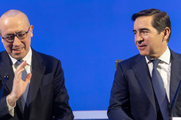 Archivo - El presidente de BBVA, Carlos Torres Vila (d), y el consejero delegado, Onur Genç (i), presentan los resultados financieros correspondientes al ejercicio 2025, a 5 de febrero de 2026, en Ma