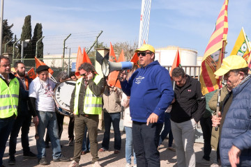 Secretario general de la UAGA-COAG, José María Alcubierre, megáfono en mano, en la concentración de las organizaciones agrarias aragonesas del Centro Logístico de Hidrocarburos.