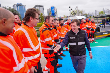 El alcalde de Madrid, José Luis Martínez-Almeida, con trabajadores de Madrid Calle 30